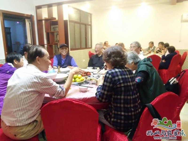 游客在苏州西山农家乐包吃住