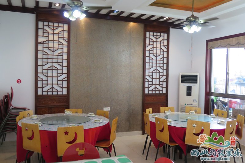 宽敞舒适的包厢用餐
